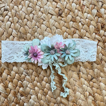 Fascia capelli cerimonia in pizzo bianco con fiori verde salvia e rosa cipria