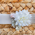 Dettaglio fascia cerimonia bimba con fiore bianco e dettaglio rosa cipria