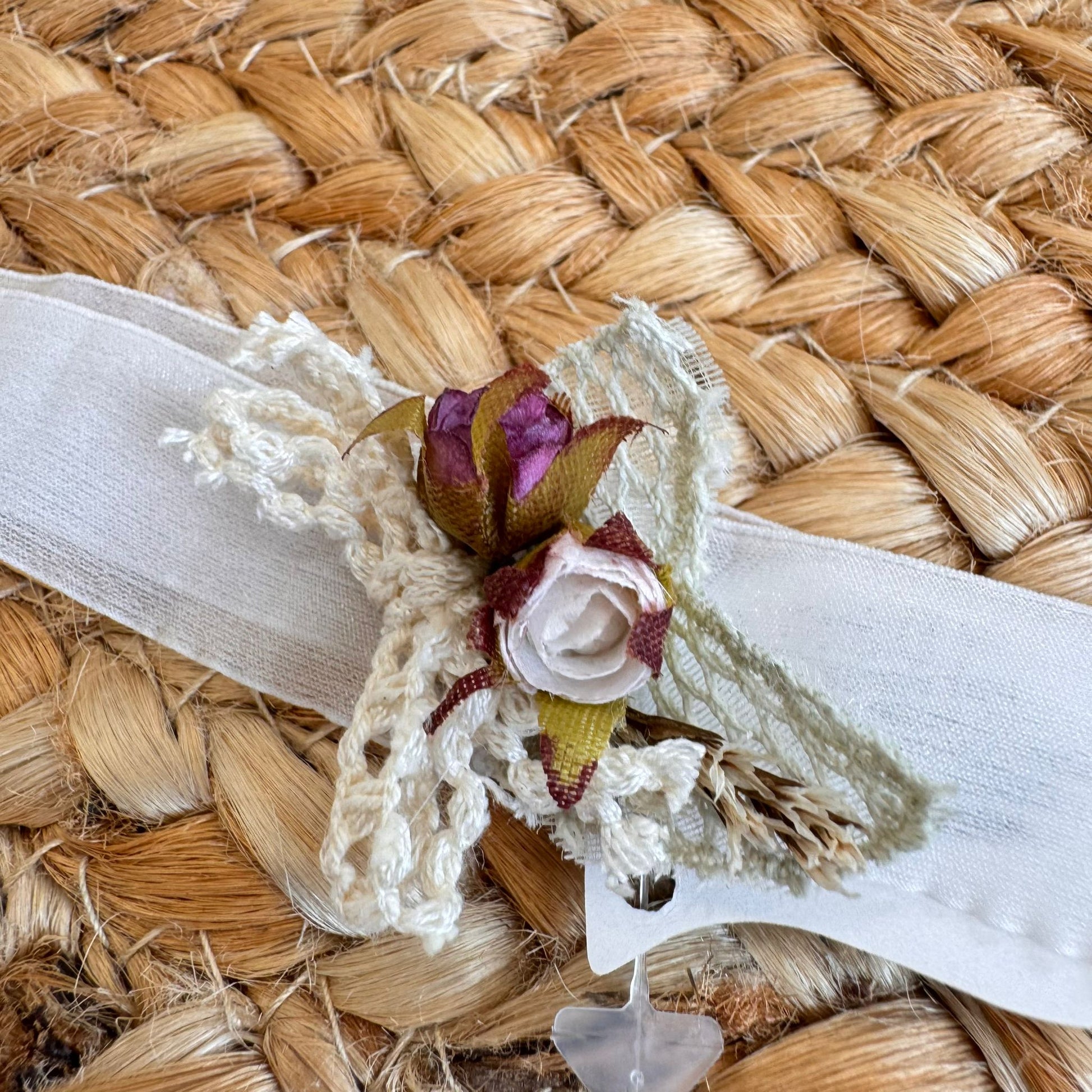 Fascia neonata stile shabby chic con roselline in tessuto e pizzo avorio