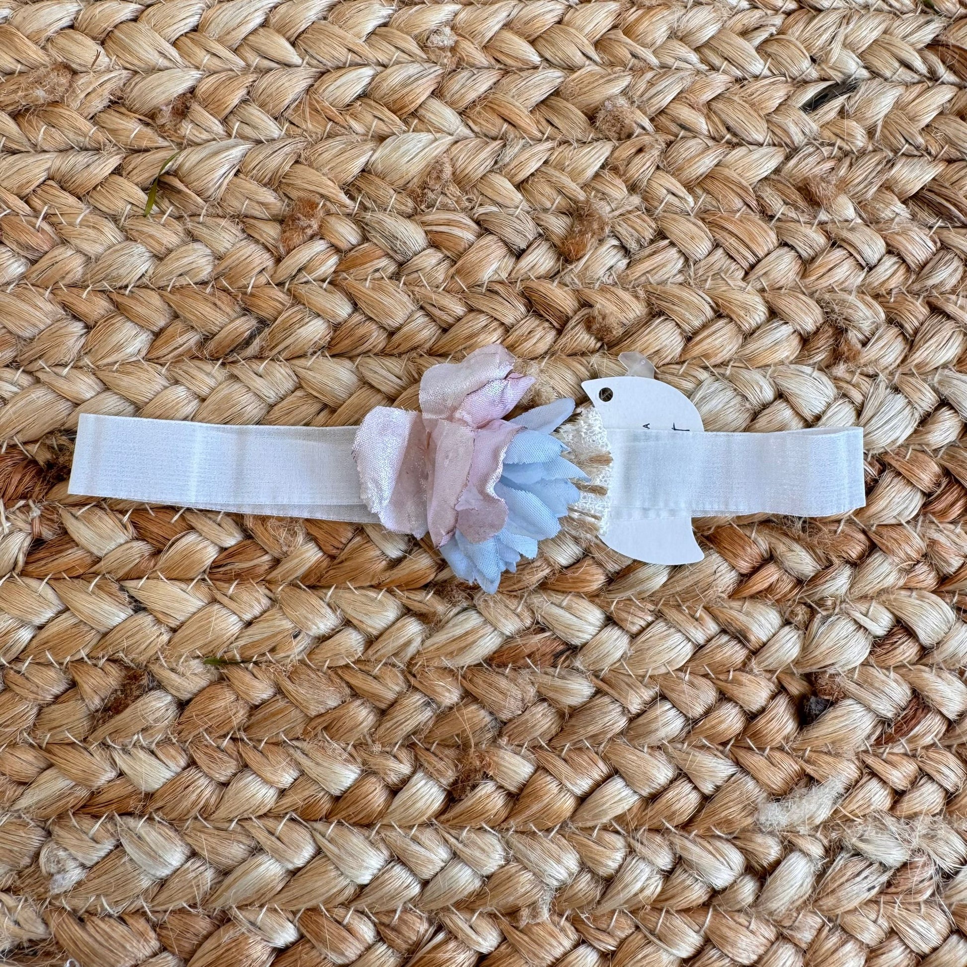 Fascia battesimo neonata rosa e azzurra con fiori in tessuto, pizzo e juta