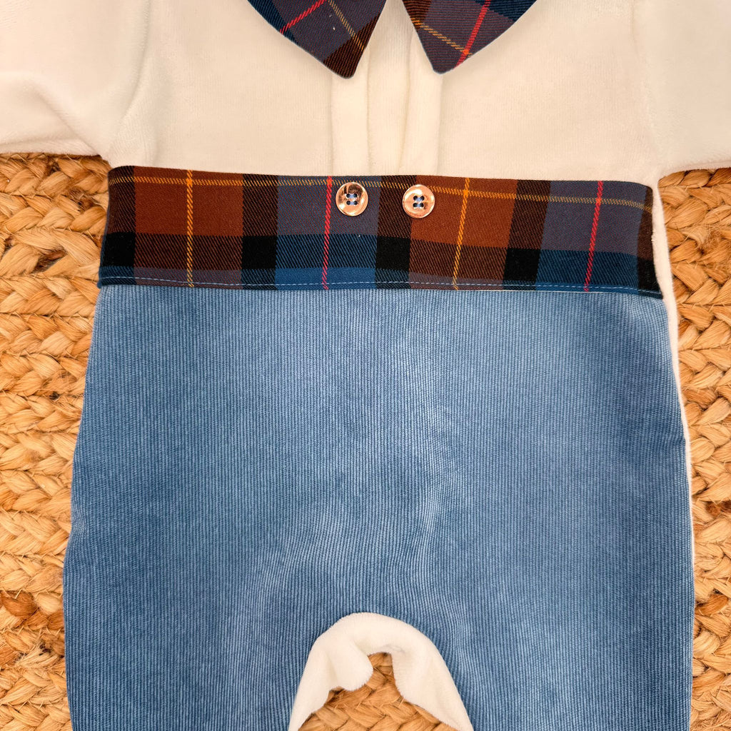  Fascia tartan e bottoncini decorativi sulla tutina neonato azzurra