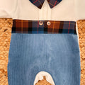  Fascia tartan e bottoncini decorativi sulla tutina neonato azzurra