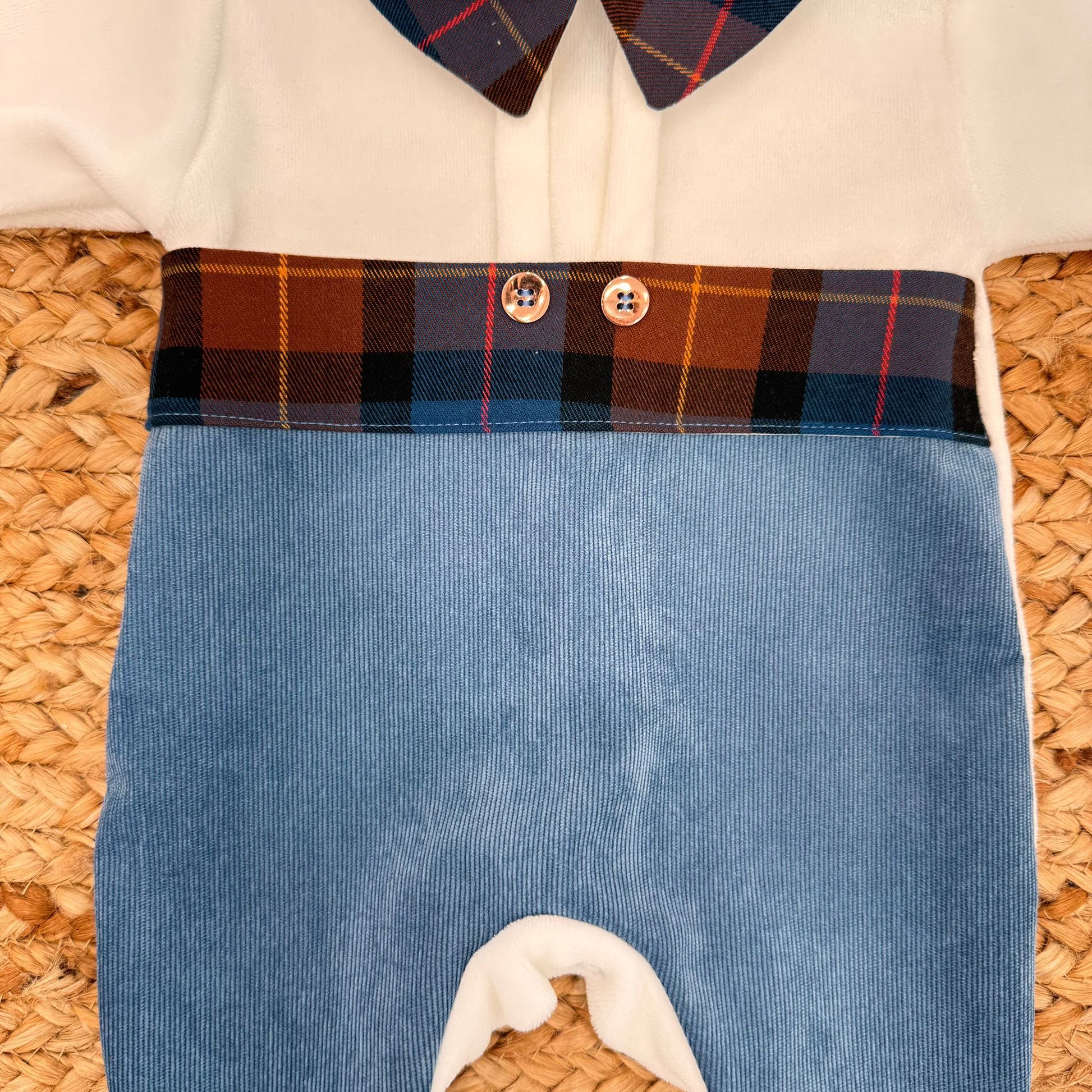  Fascia tartan e bottoncini decorativi sulla tutina neonato azzurra