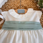 Abito battesimo bambina in lino con fascia verde salvia, fiocco e cuffietta coordinata

