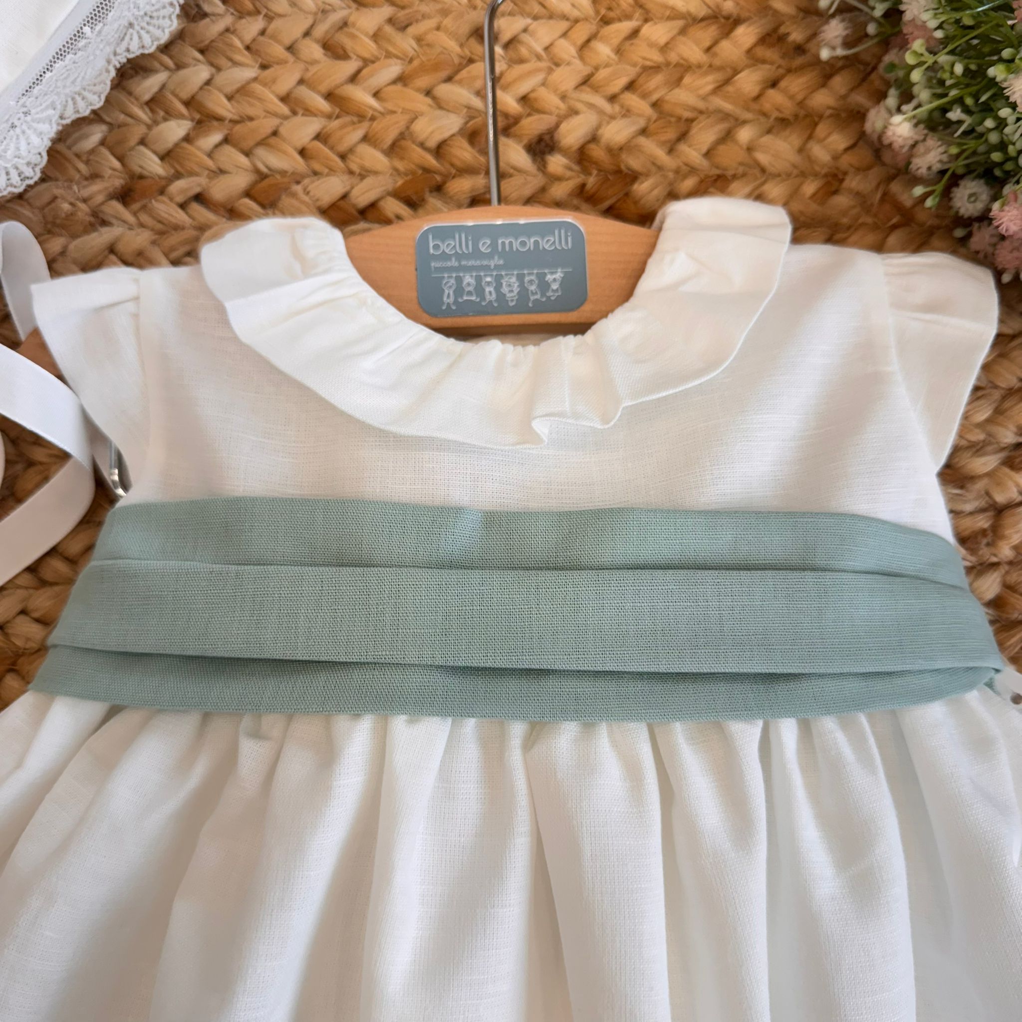 Abito battesimo bambina in lino con fascia verde salvia, fiocco e cuffietta coordinata

