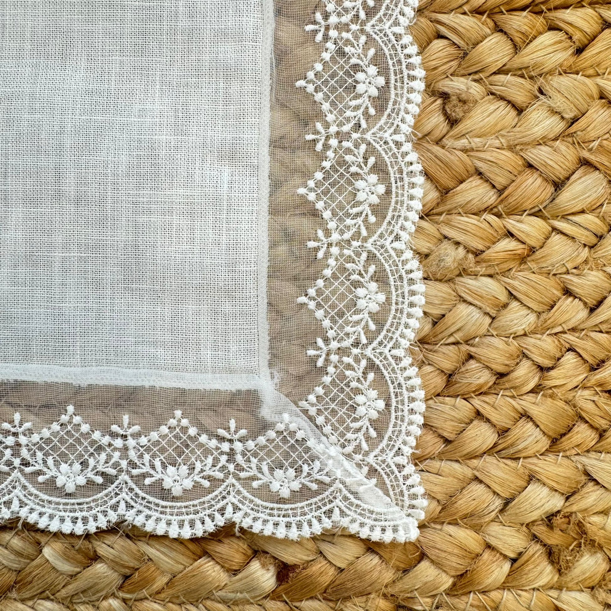 dettaglio pizzo ricamato fazzoletto battesimo