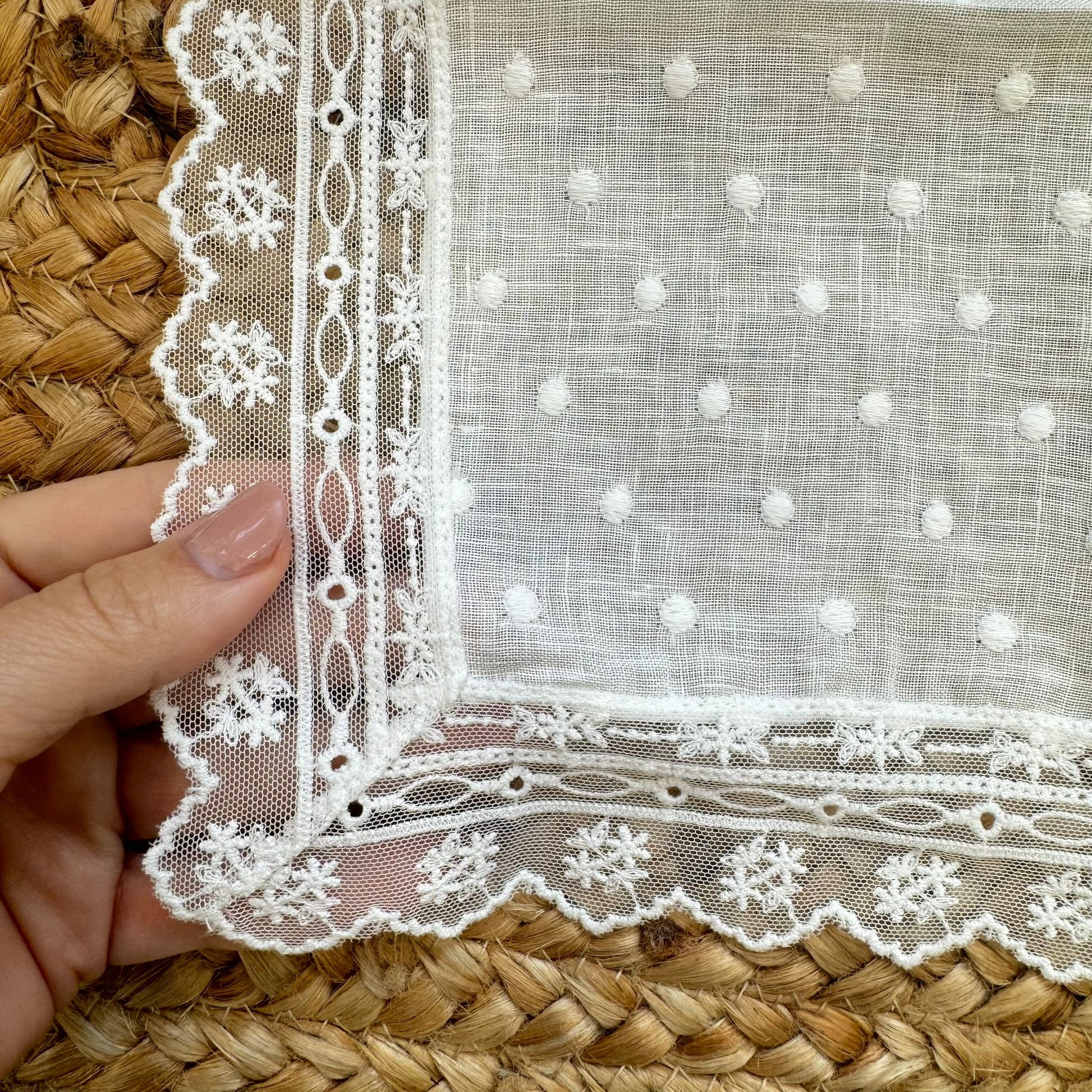 dettaglio pizzo floreale fazzoletto battesimo