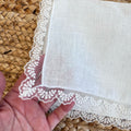 Dettaglio pizzo fazzoletto battesimo bianco

