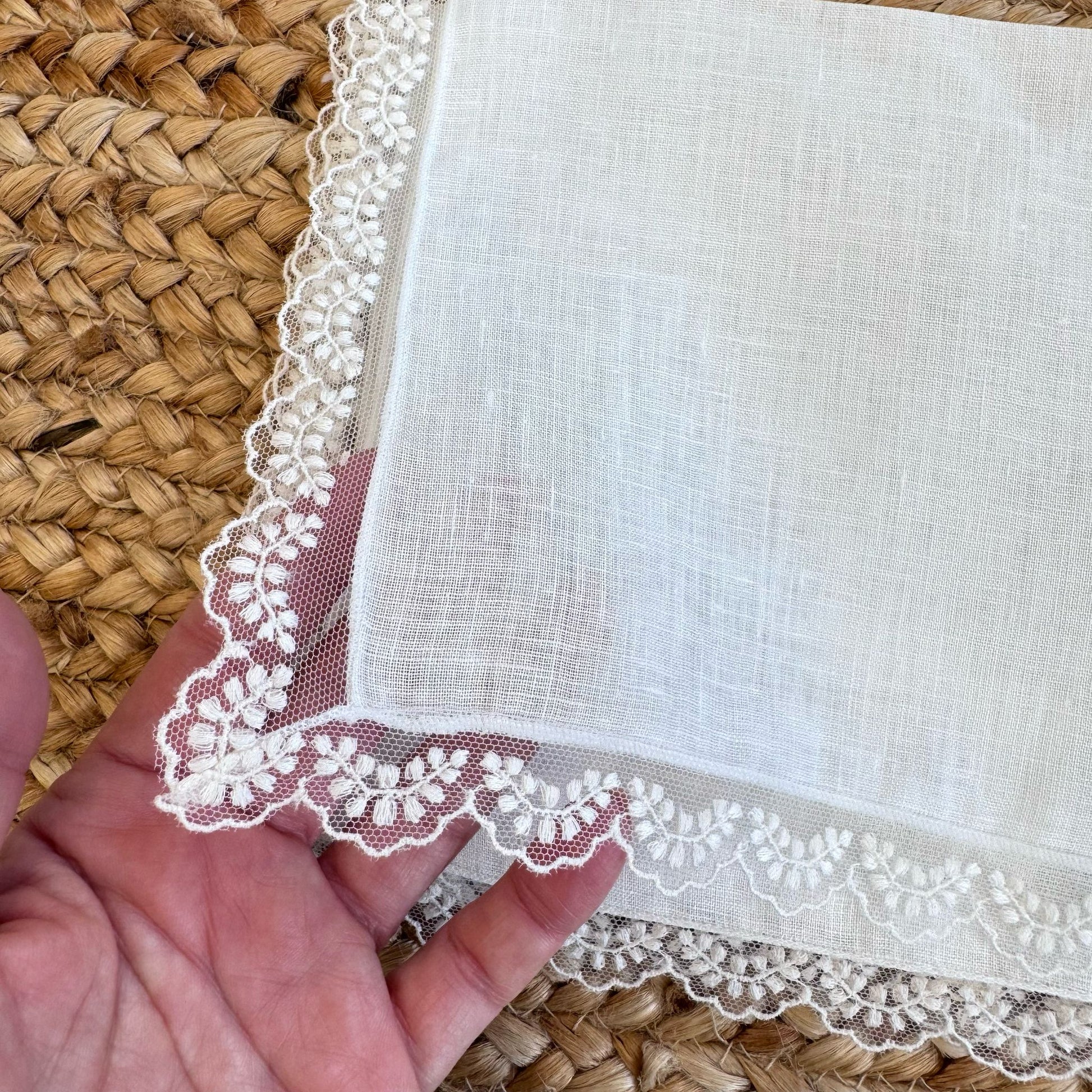 Dettaglio pizzo fazzoletto battesimo bianco

