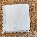Fazzoletto battesimo bianco con bordo in pizzo ricamato