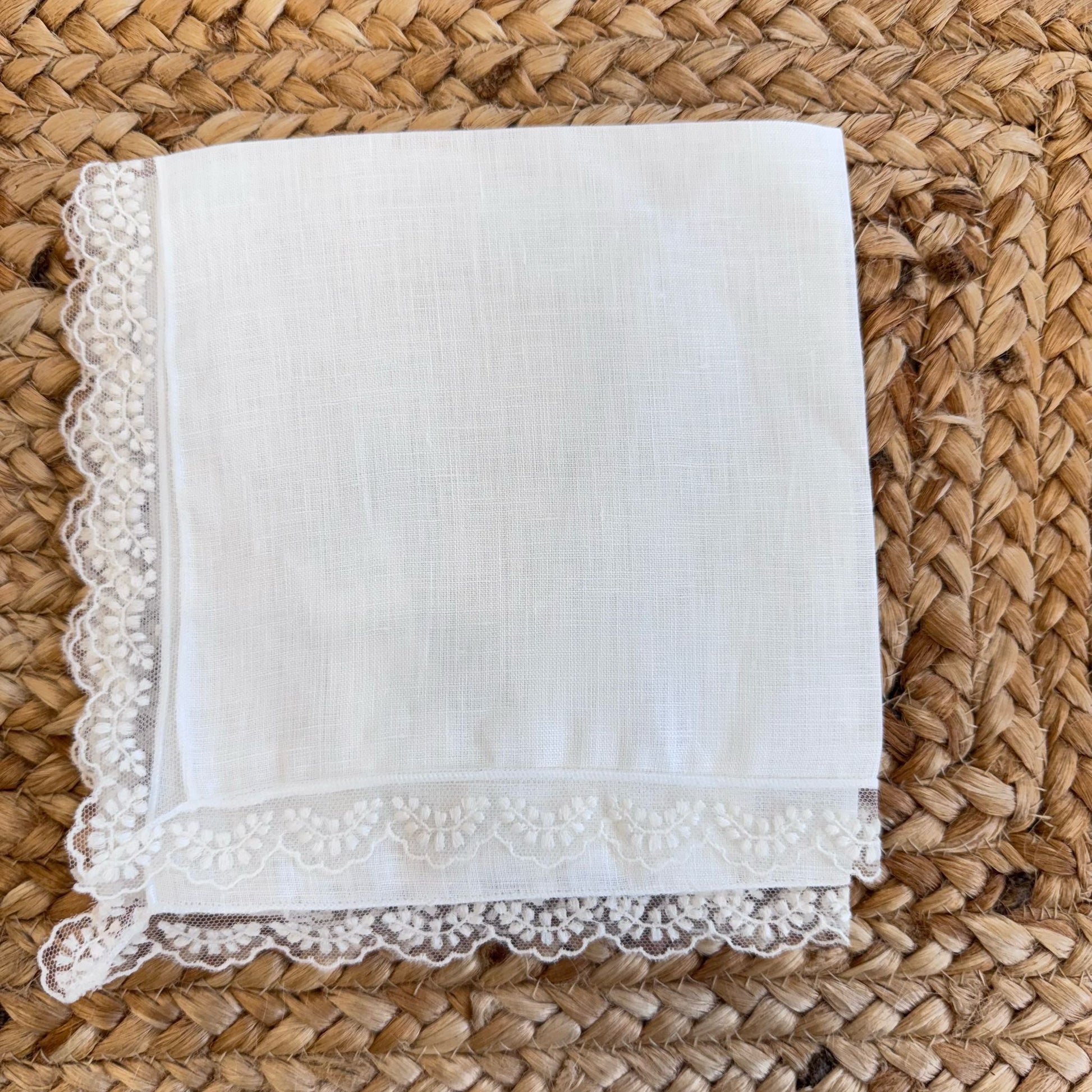 Fazzoletto battesimo bianco con bordo in pizzo ricamato