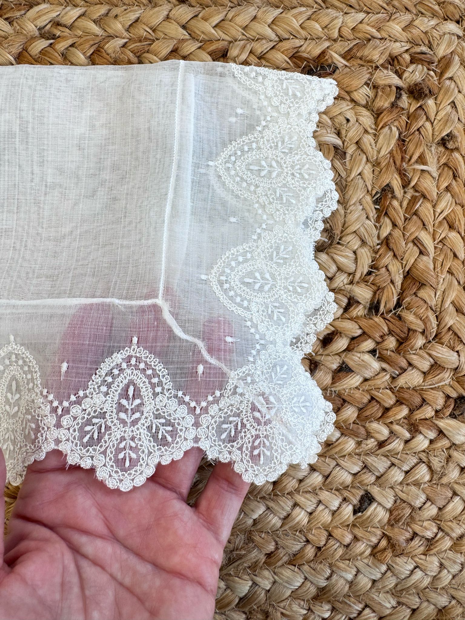 Fazzoletto battesimo in tulle con bordo ricamato floreale bianco