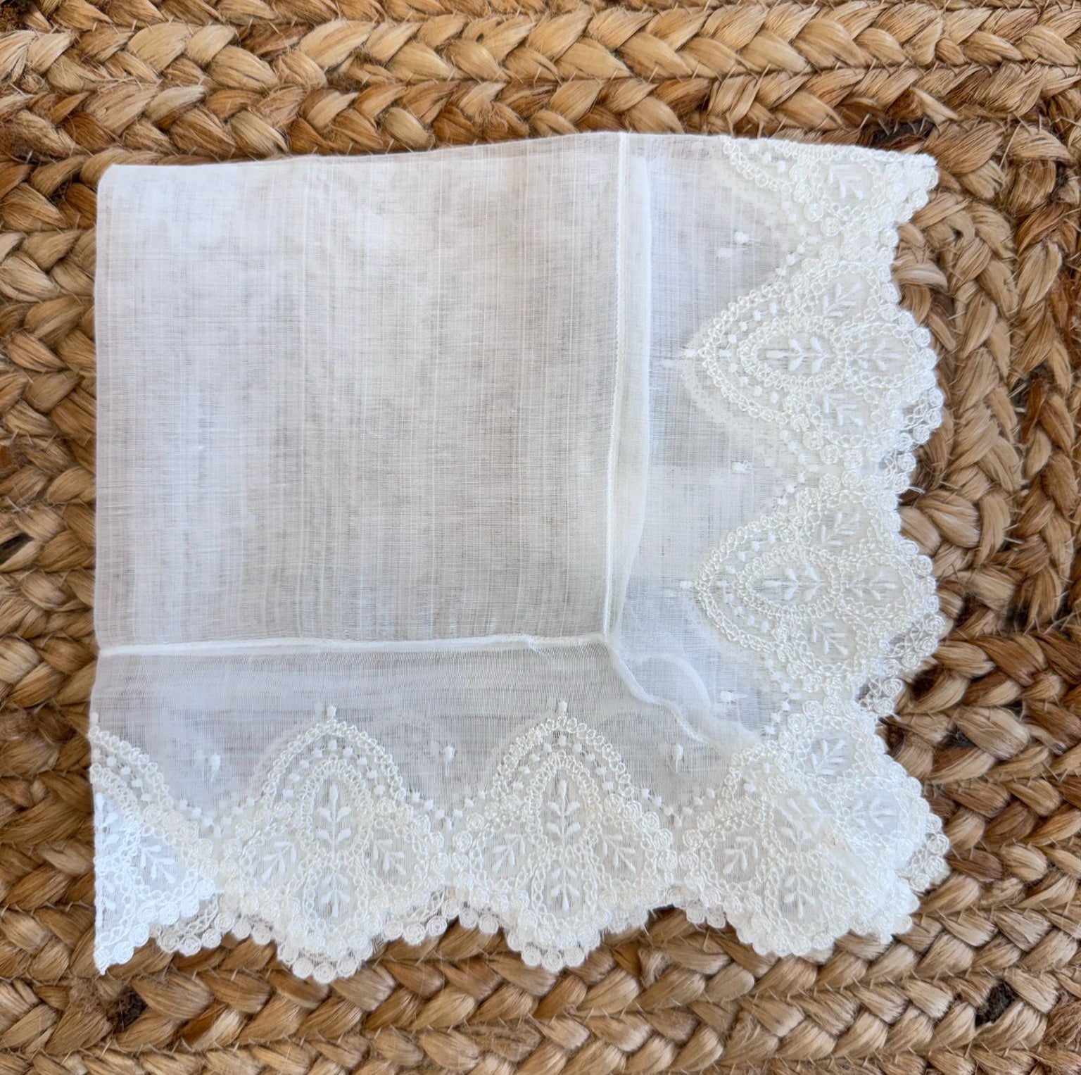 Fazzoletto battesimo in tulle con bordo ricamato floreale bianco