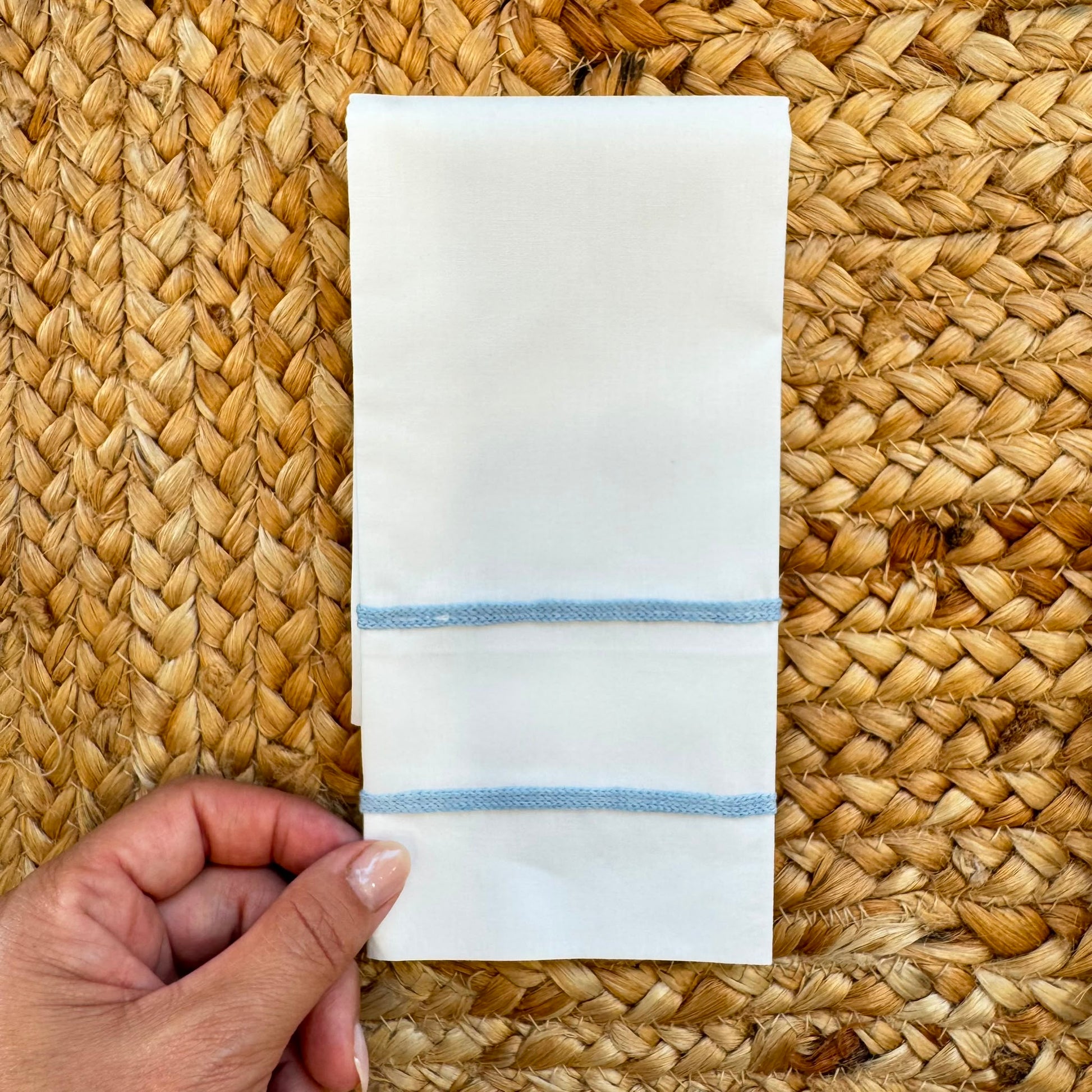 Set lenzuola neonato in cotone bianco con ricami azzurri per corredino nascita