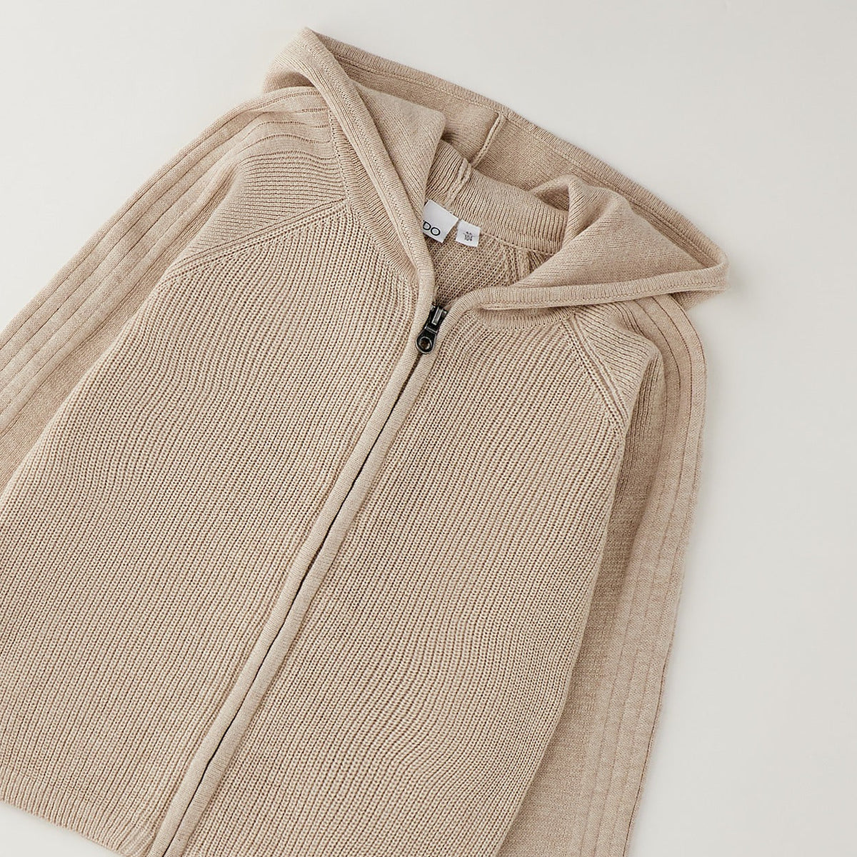 Felpa beige bimbo con cappuccio e zip frontale in lavorazione a maglia