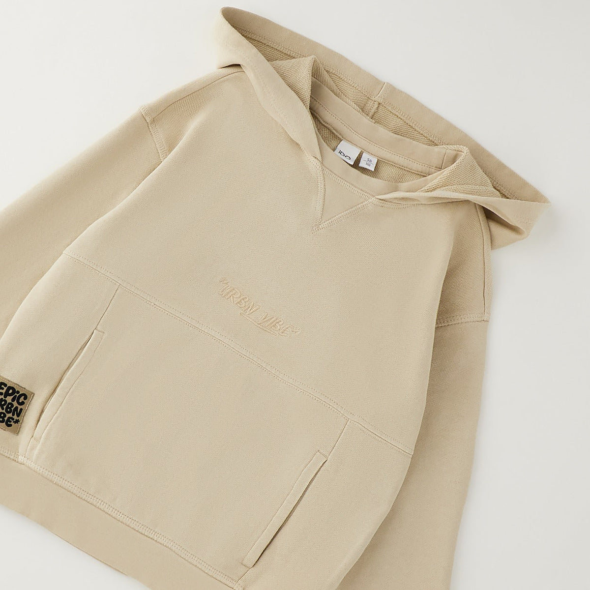 Felpa bimbo beige con cappuccio e tasca marsupio frontale