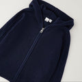 Felpa blu bimbo con cappuccio e zip frontale in lavorazione a maglia