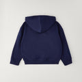 Bambino con felpa blu e maglia panna stile college