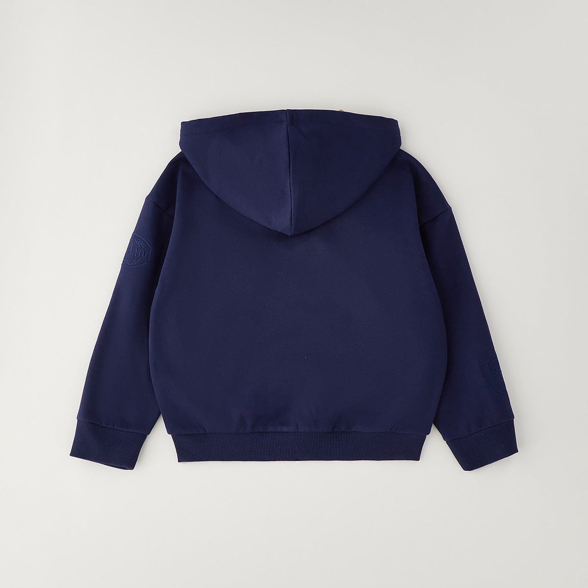Bambino con felpa blu e maglia panna stile college