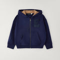 Bambino con felpa blu e maglia panna stile college
