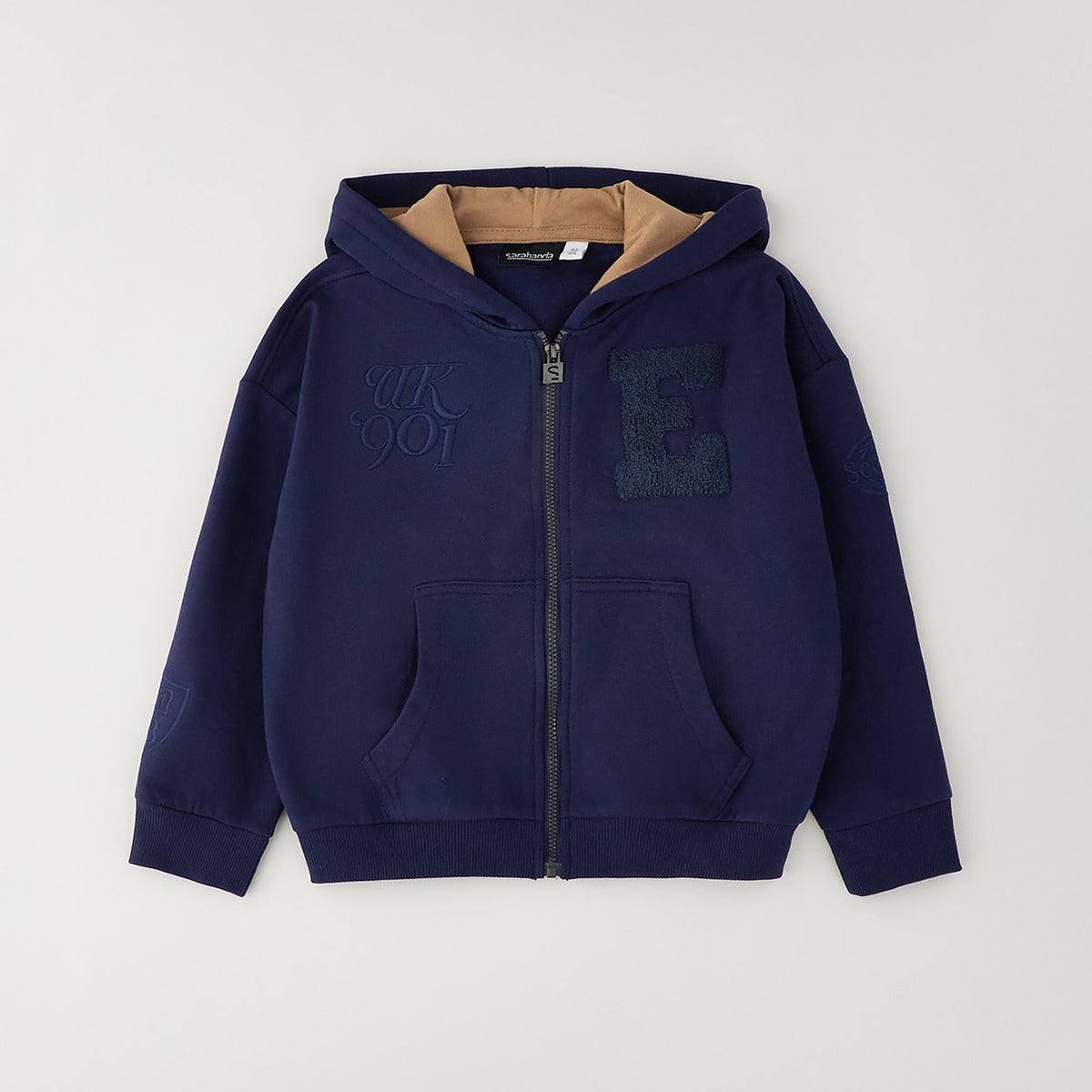 Bambino con felpa blu e maglia panna stile college