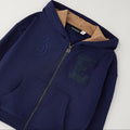 Bambino con felpa blu e maglia panna stile college