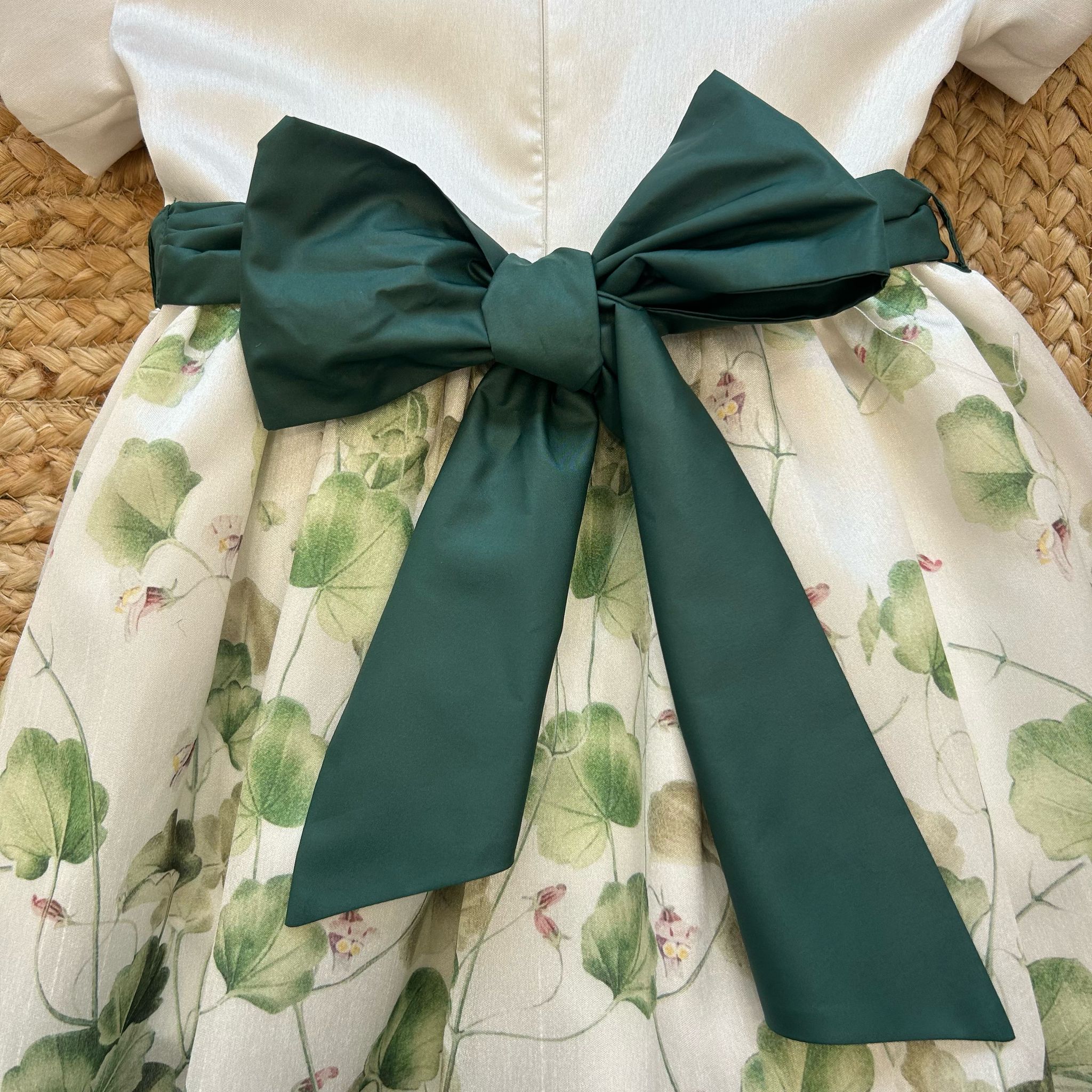 Vestito bambina cerimonia con stampa foglie verdi, fiocco e fiori bianchi