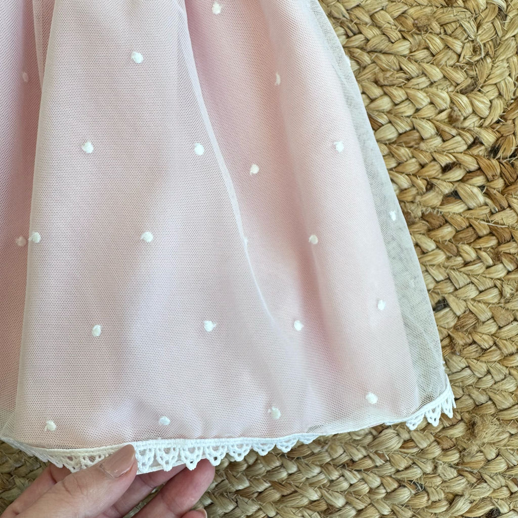 Fiocco in tulle panna sul retro dell’abito battesimo

