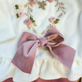 Uscita clinica neonata in ciniglia bianca e rosa con completino ricamato a cuore floreale, fiocco applicato, cappello, bavetta, scarpine, lenzuola coordinate e copertina sfoderabile.