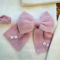 Uscita clinica neonata in pura lana bianca con fiocco rosa e copertina coordinata.
