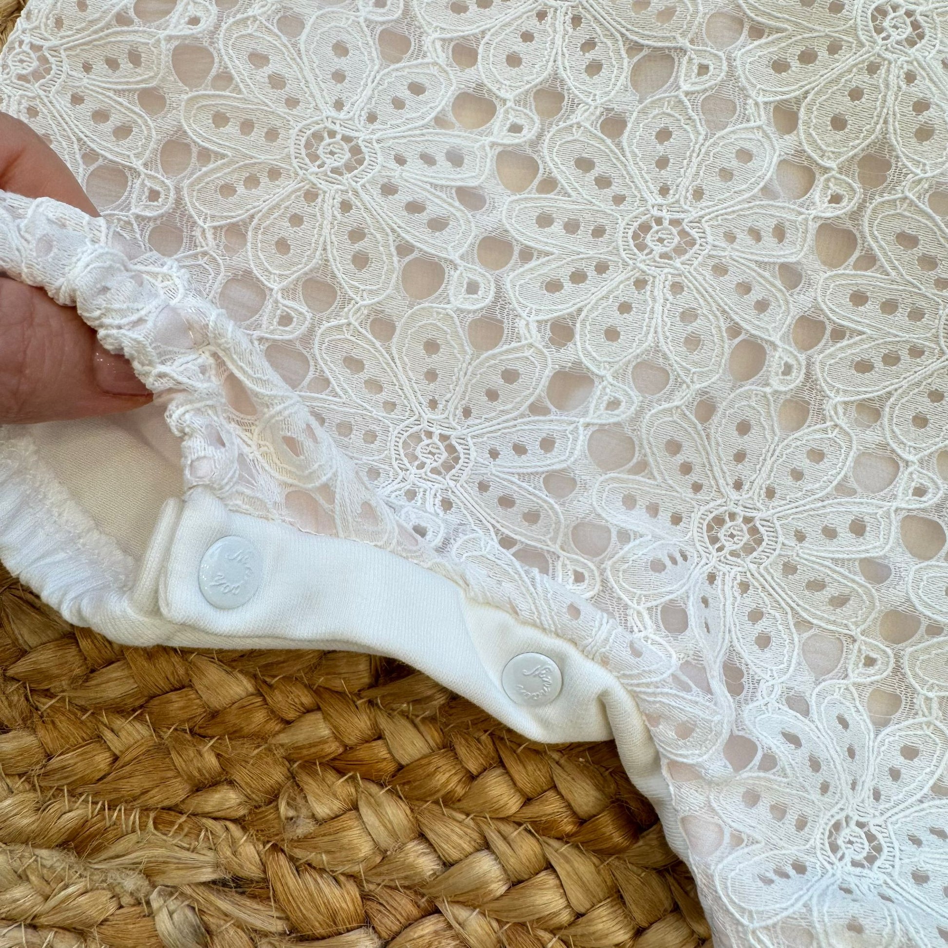 Fiocco in tulle applicato su tutina neonata