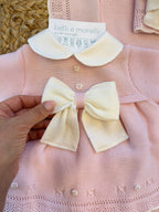 fiocco panna applicato a mano su abito neonata rosa