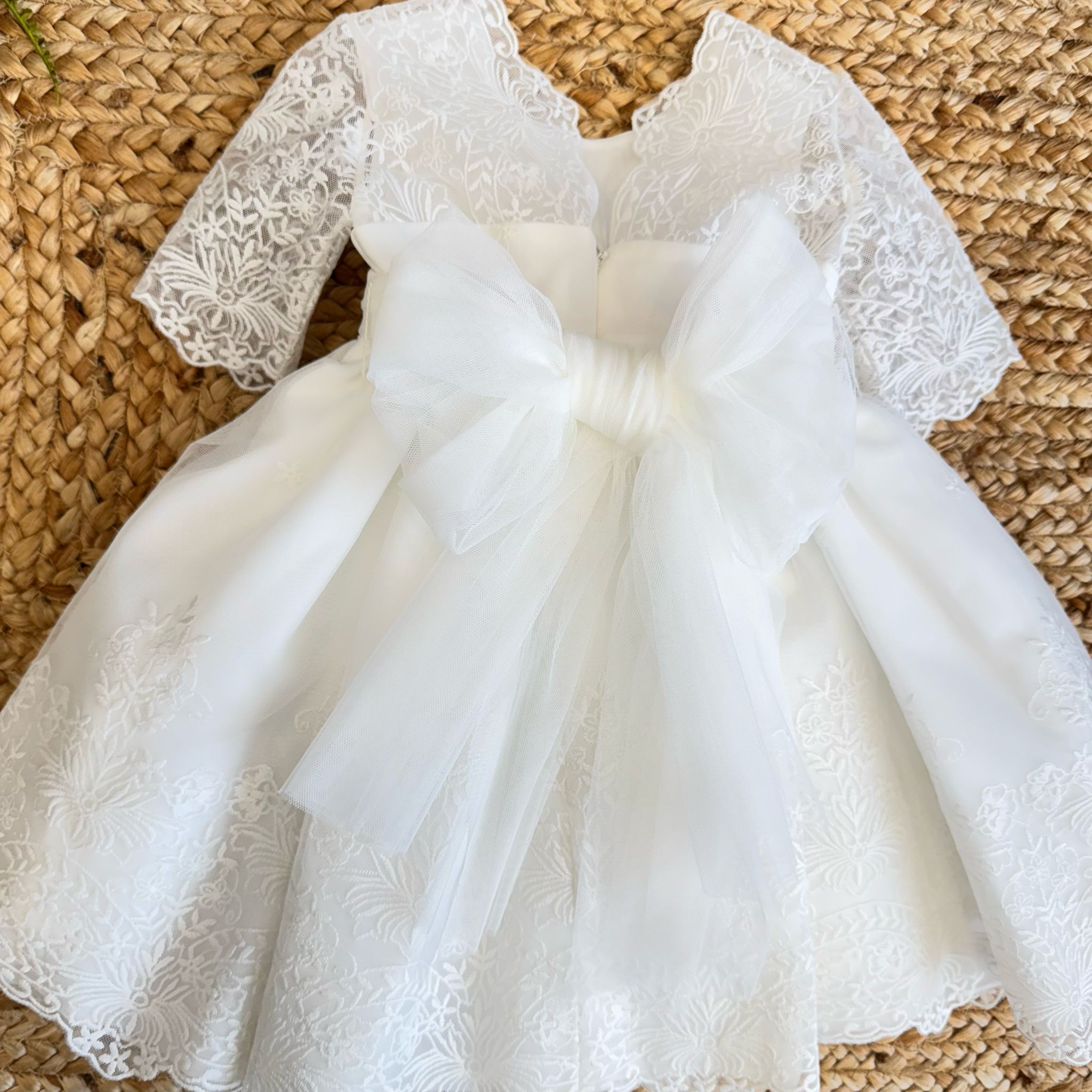 Fiocco in tulle vaporoso sul retro dell’abito da battesimo Mimilù.
