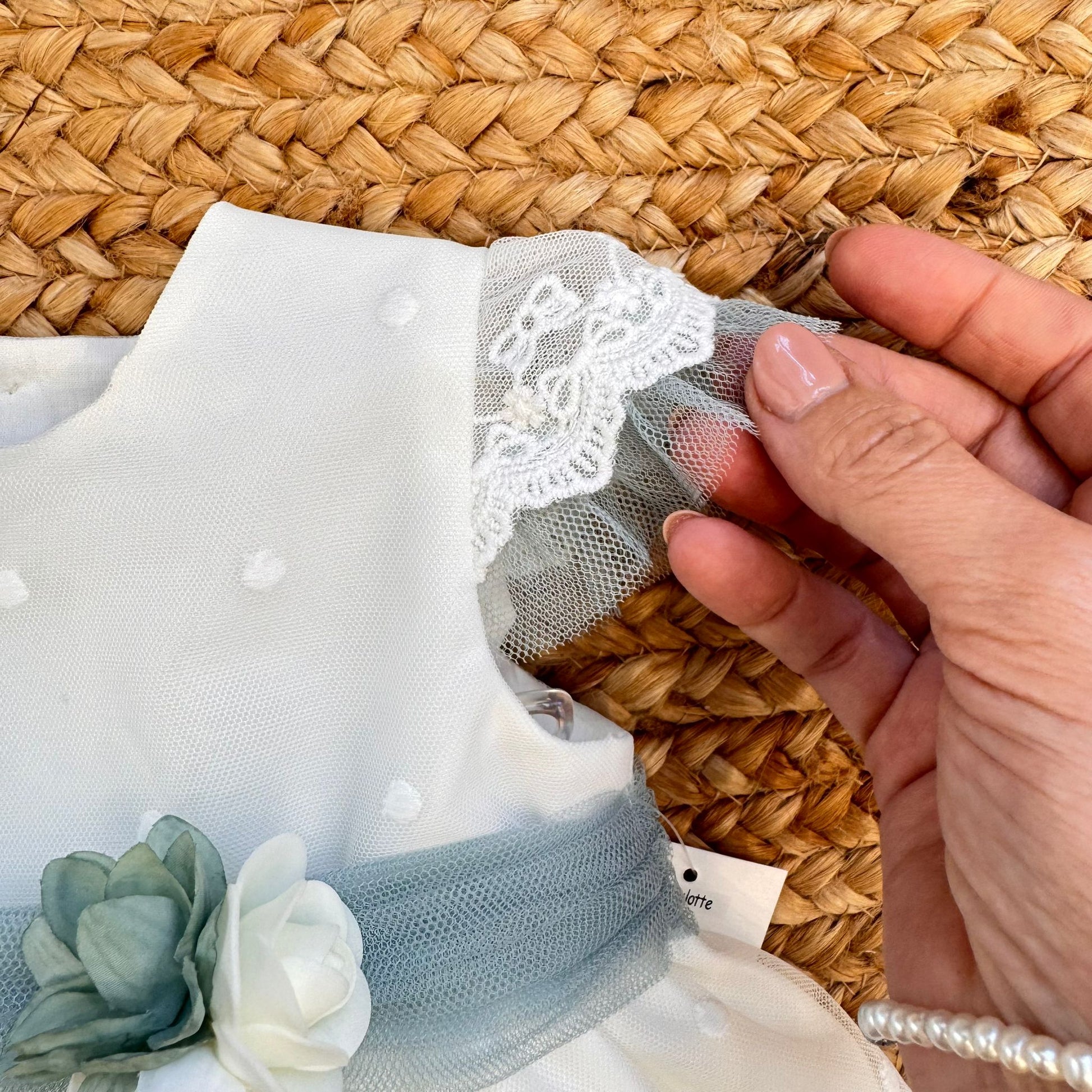 dettaglio manica con pizzo e tulle abito bimba