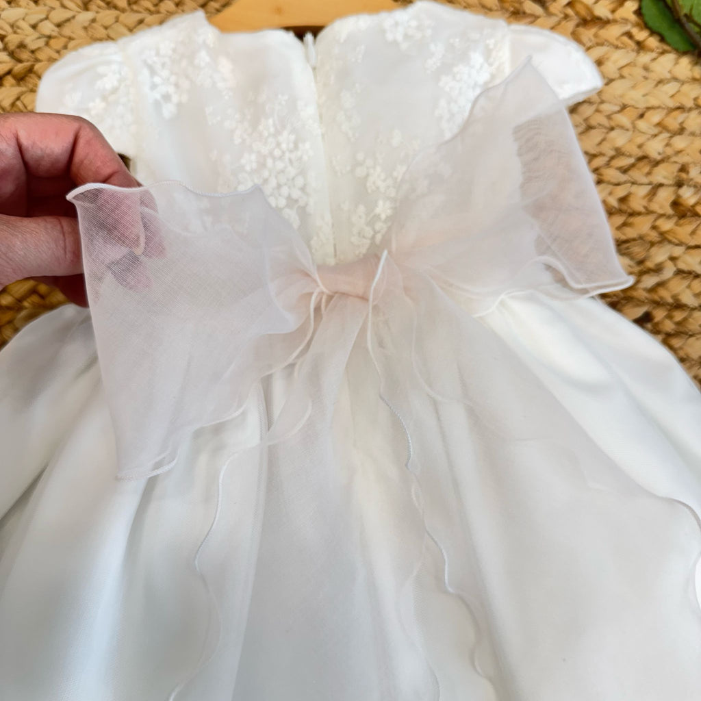 FIORITURA IN ORGANZA E PIZZO SULLA CINTURA DI UN ABITO DA BATTESIMO BIMBA