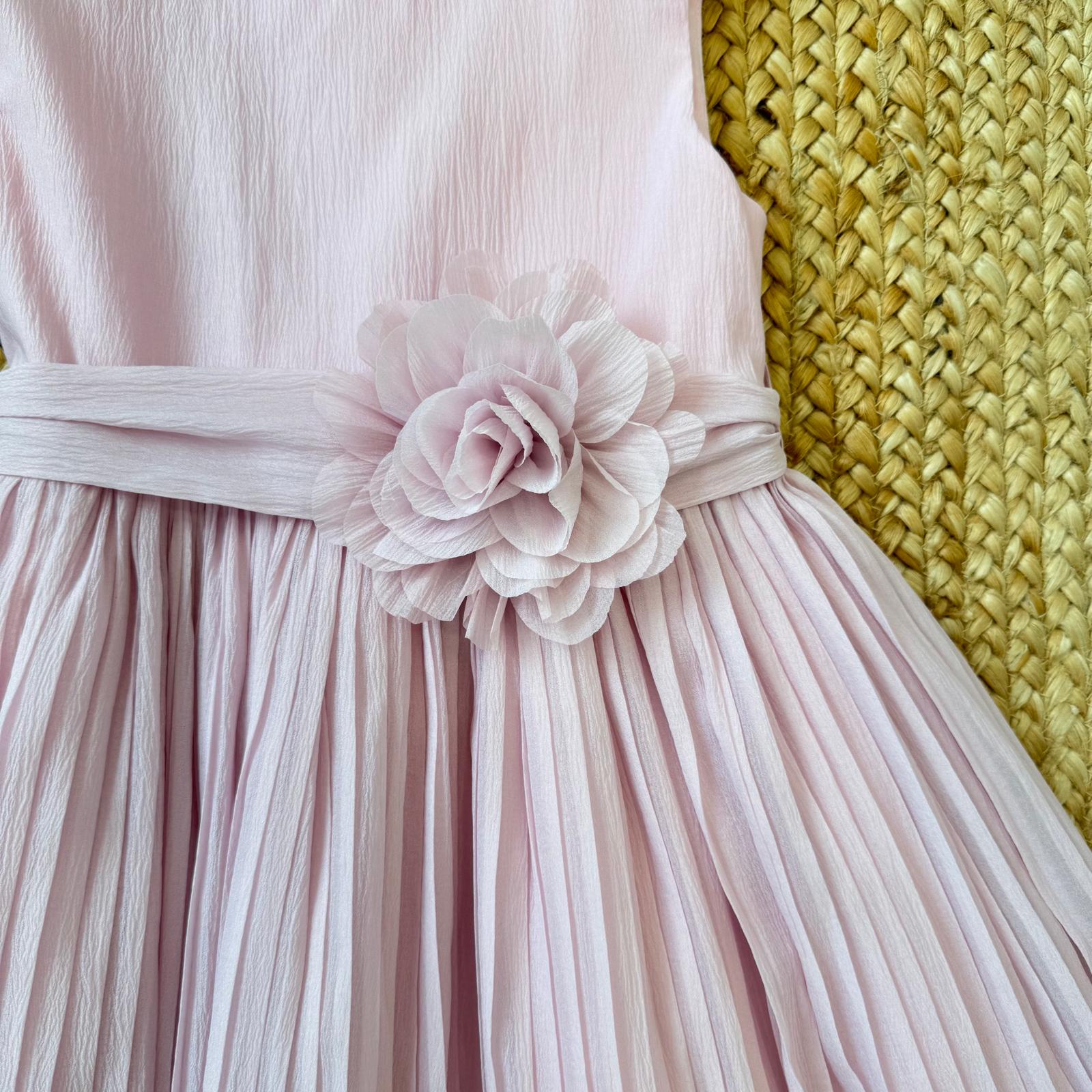 particolare fiore decorativo vita abito bimba