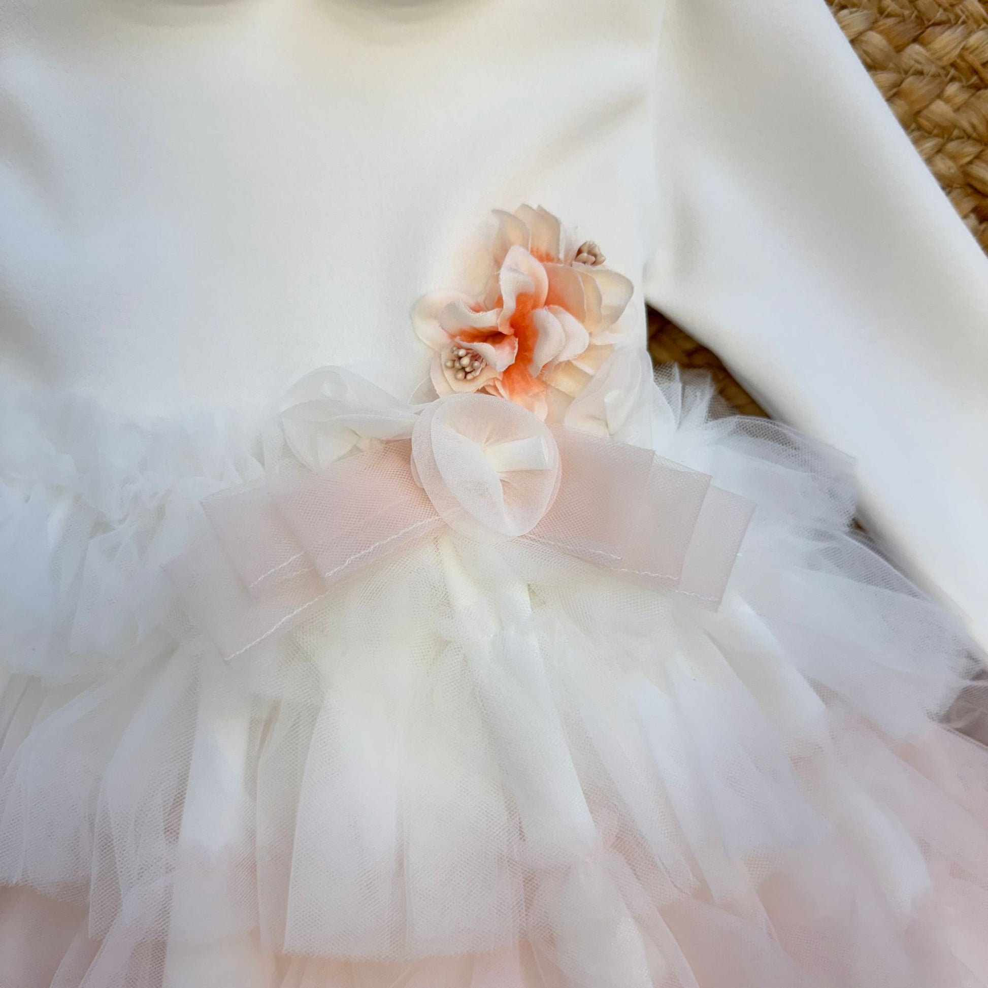 fiore applicato e fiocco su abito battesimo bambina