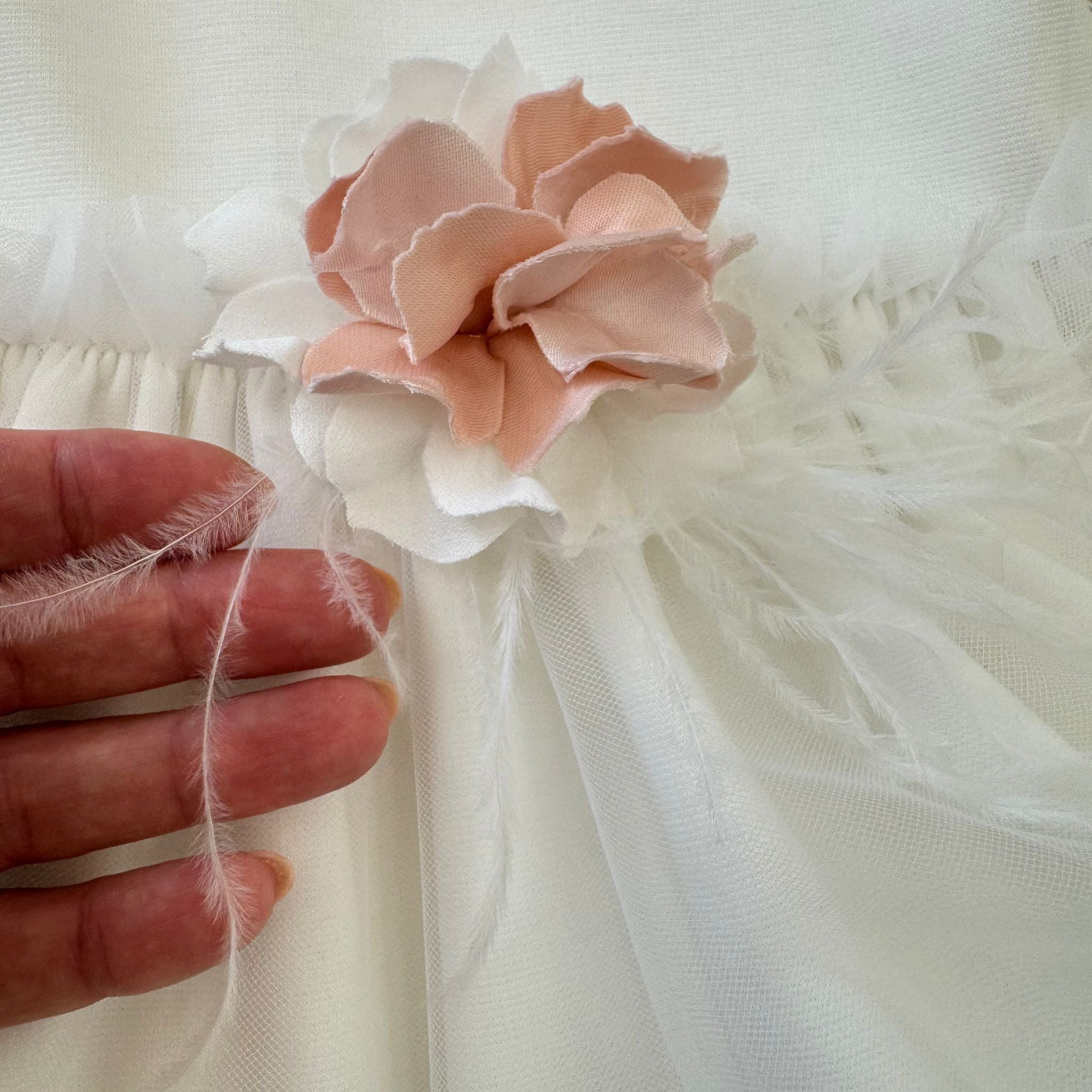fiore centrale con piume decorative