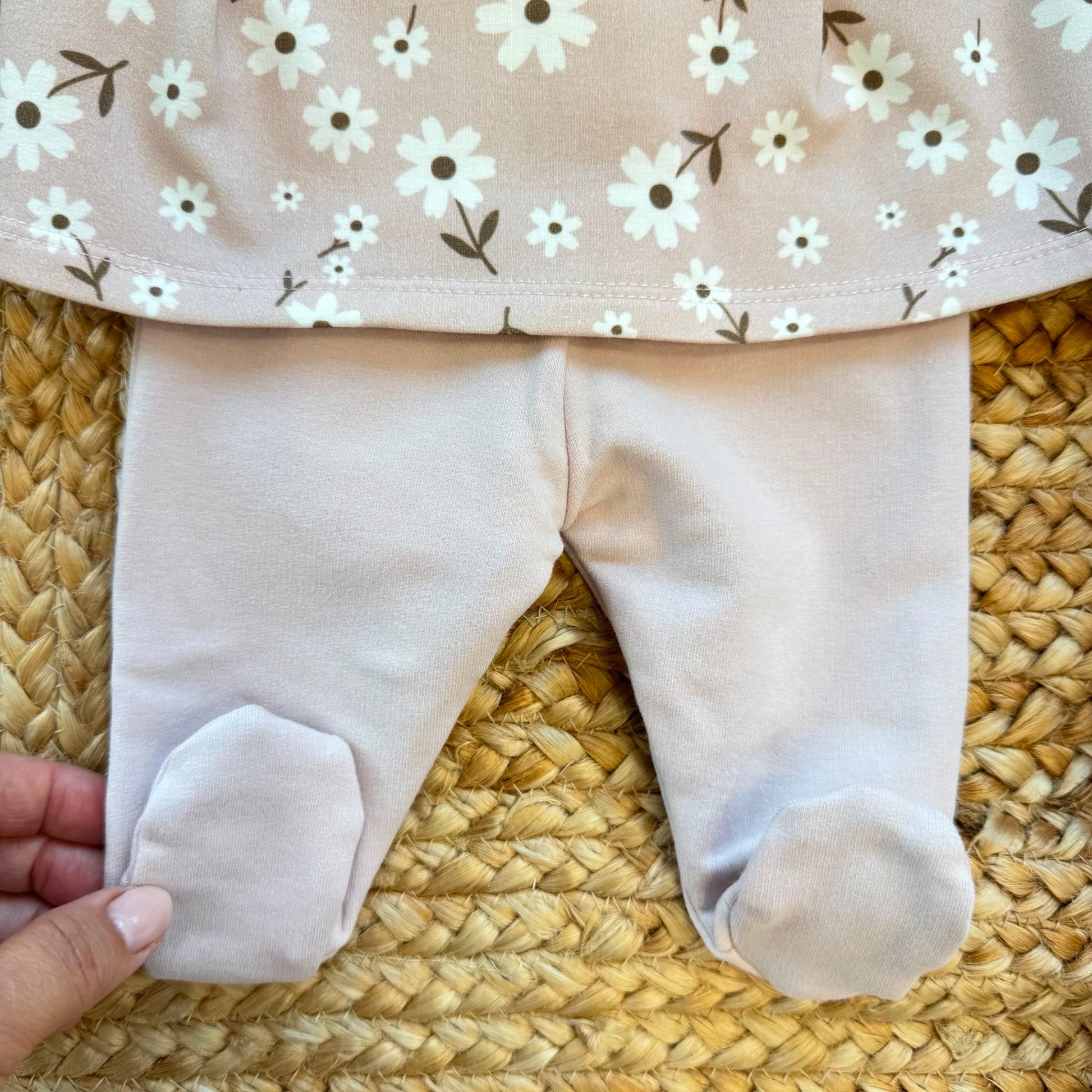 Uscita clinica neonata in caldo cotone con copertina sfoderabile, lenzuola, cappellino e bavaglino coordinati.