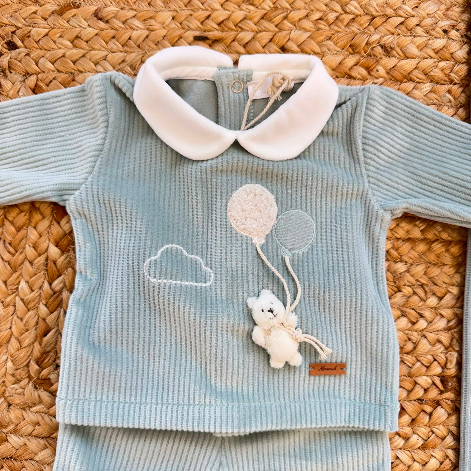 Uscita clinica neonato in ciniglia verde menta con copertina imbottita e lenzuolino ricamato.