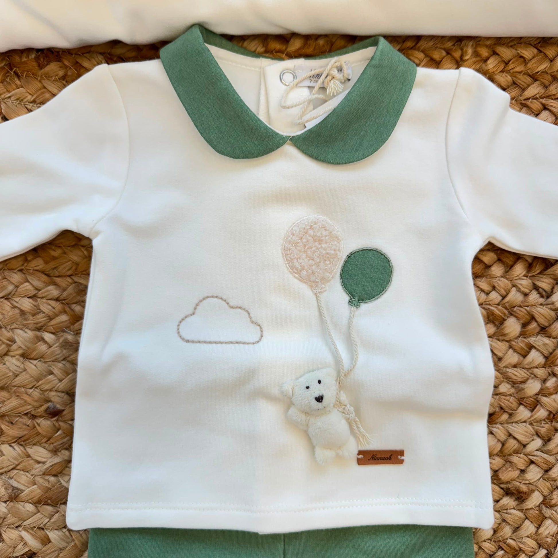 Coordinato uscita clinica neonato in caldo cotone verde salvia con coperta, lenzuolino, cappellino e bavaglino Made in Italy.