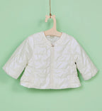 Dettaglio giacca neonata elegante con zip frontale