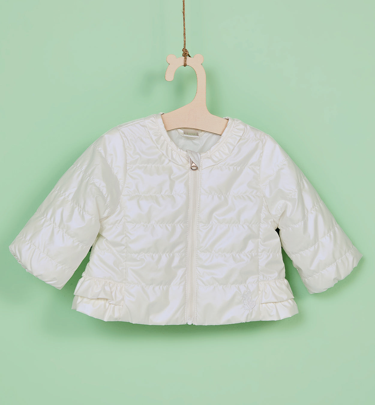 Dettaglio giacca neonata elegante con zip frontale