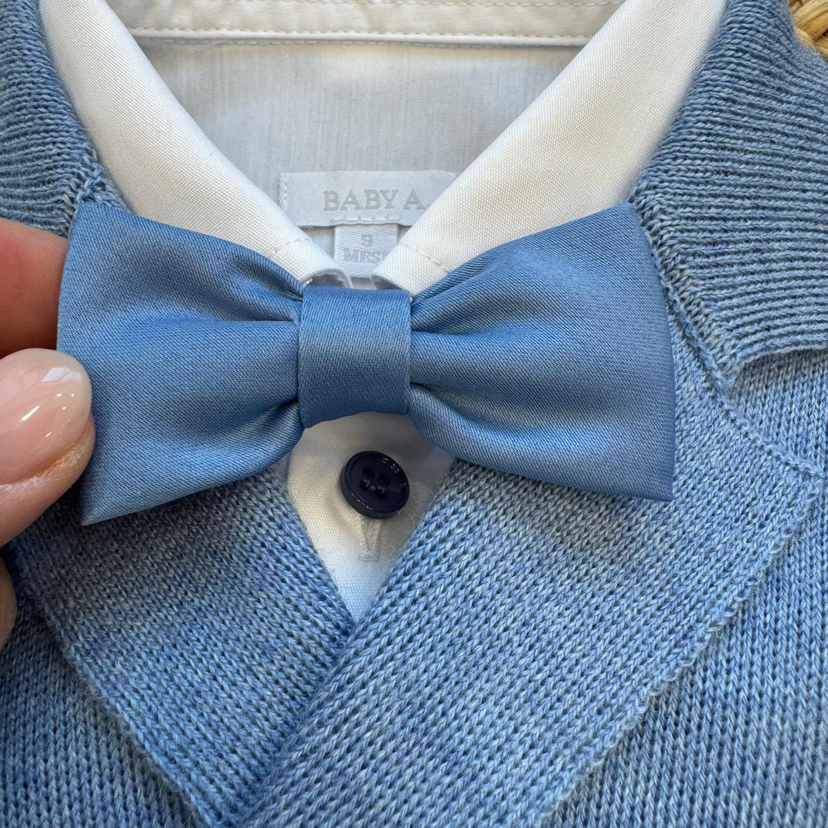 Completo battesimo bimbo azzurro e blu con dettaglio papillon e camicia bianca