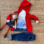 Giacca rossa con cappuccio, t-shirt con dinosauro e jeans blu per bambino, abbigliamento casual.