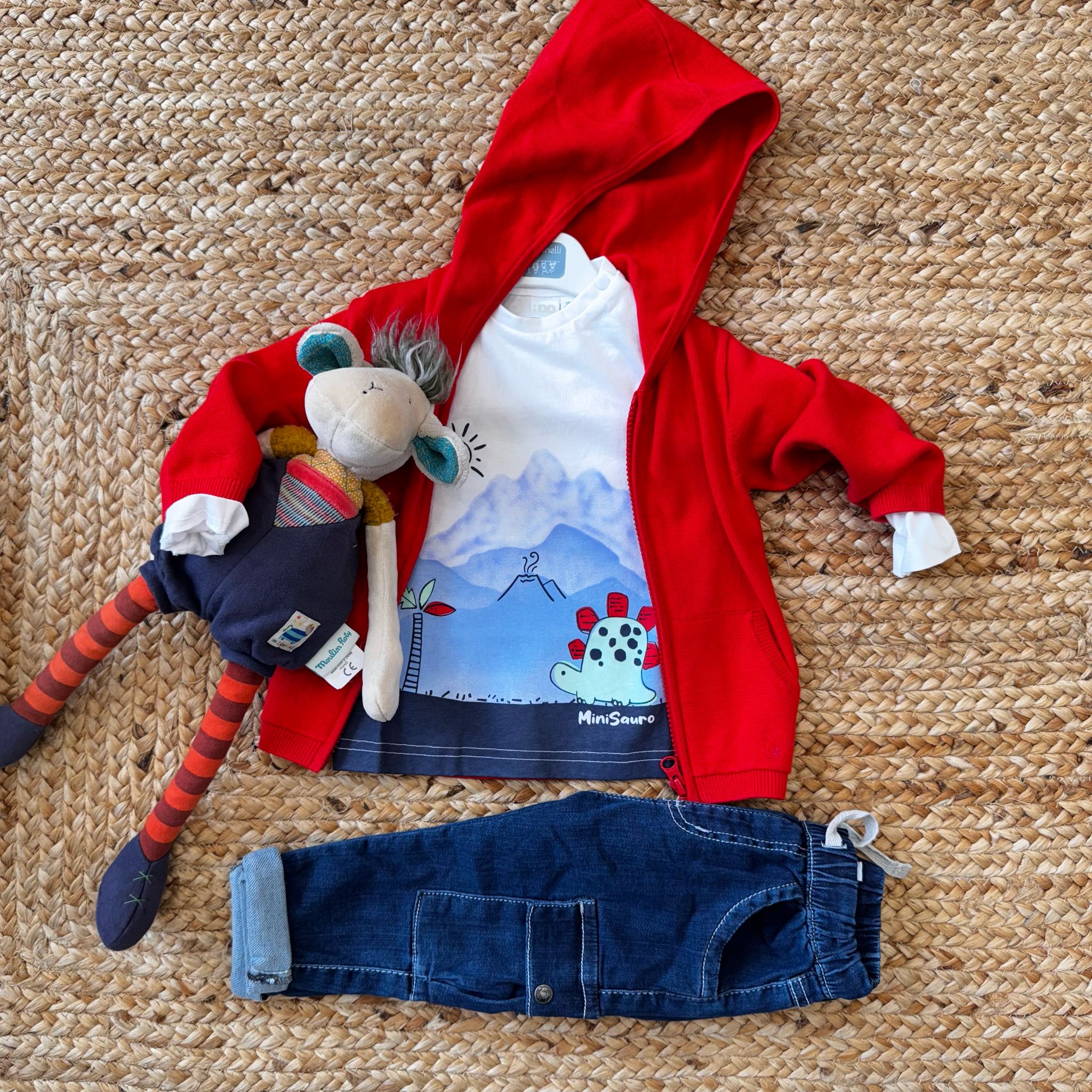 Giacca rossa con cappuccio, t-shirt con dinosauro e jeans blu per bambino, abbigliamento casual.