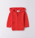 Giacca rossa con cappuccio, t-shirt con dinosauro e jeans blu per bambino, abbigliamento casual.