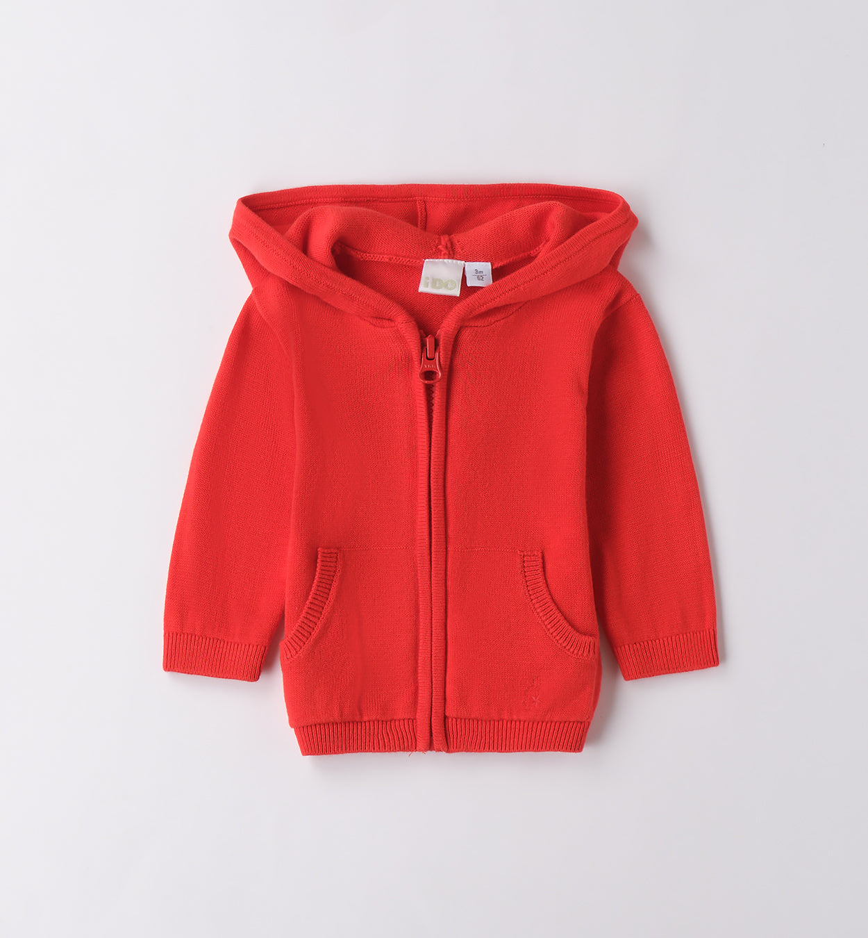 Giacca rossa con cappuccio, t-shirt con dinosauro e jeans blu per bambino, abbigliamento casual.