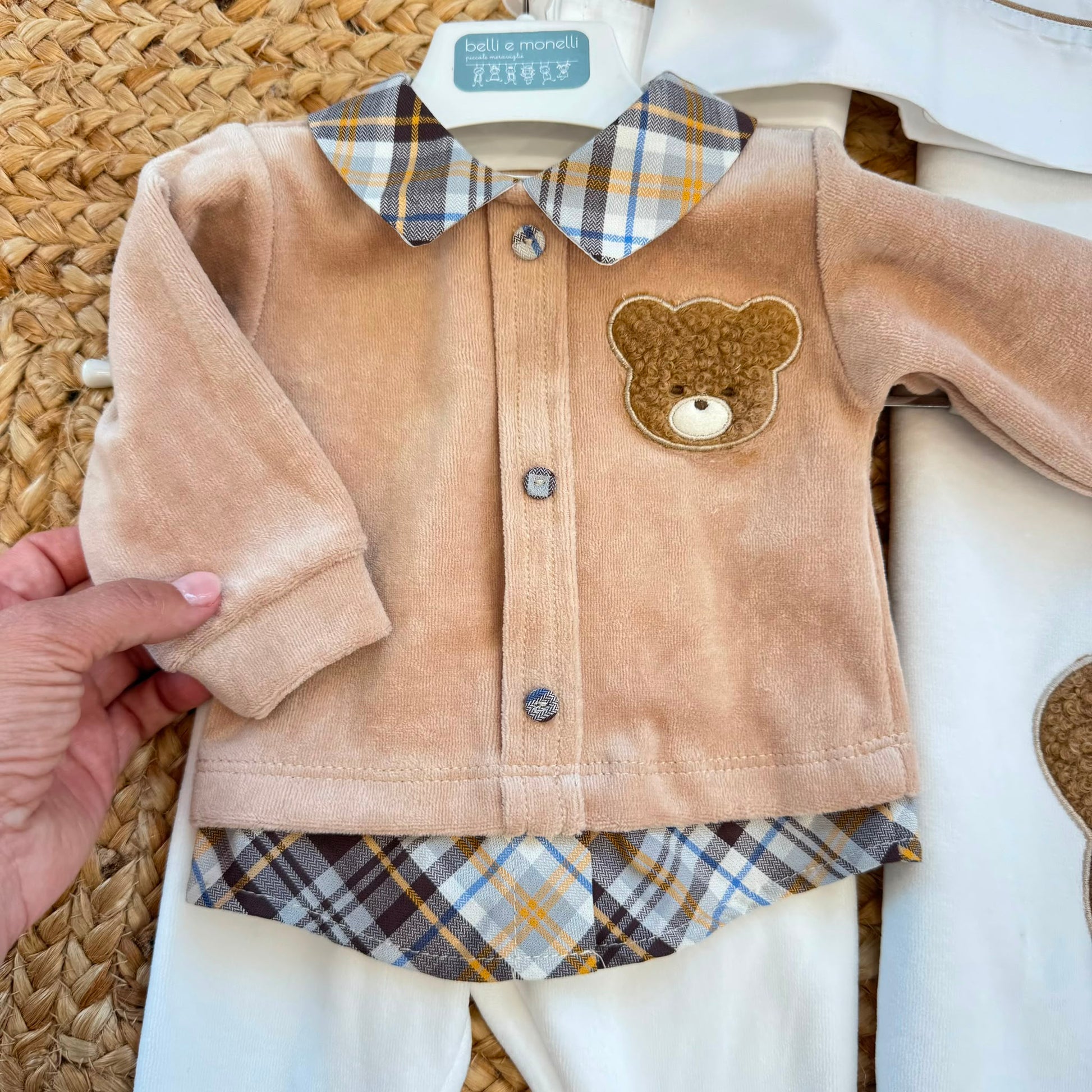 Uscita clinica neonato in ciniglia composta da 5 pezzi coordinati con copertina, tutina 80% cotone 20% poliestere, cappellino e bavetta. Elegante completo nascita beige con dolce orsetto.