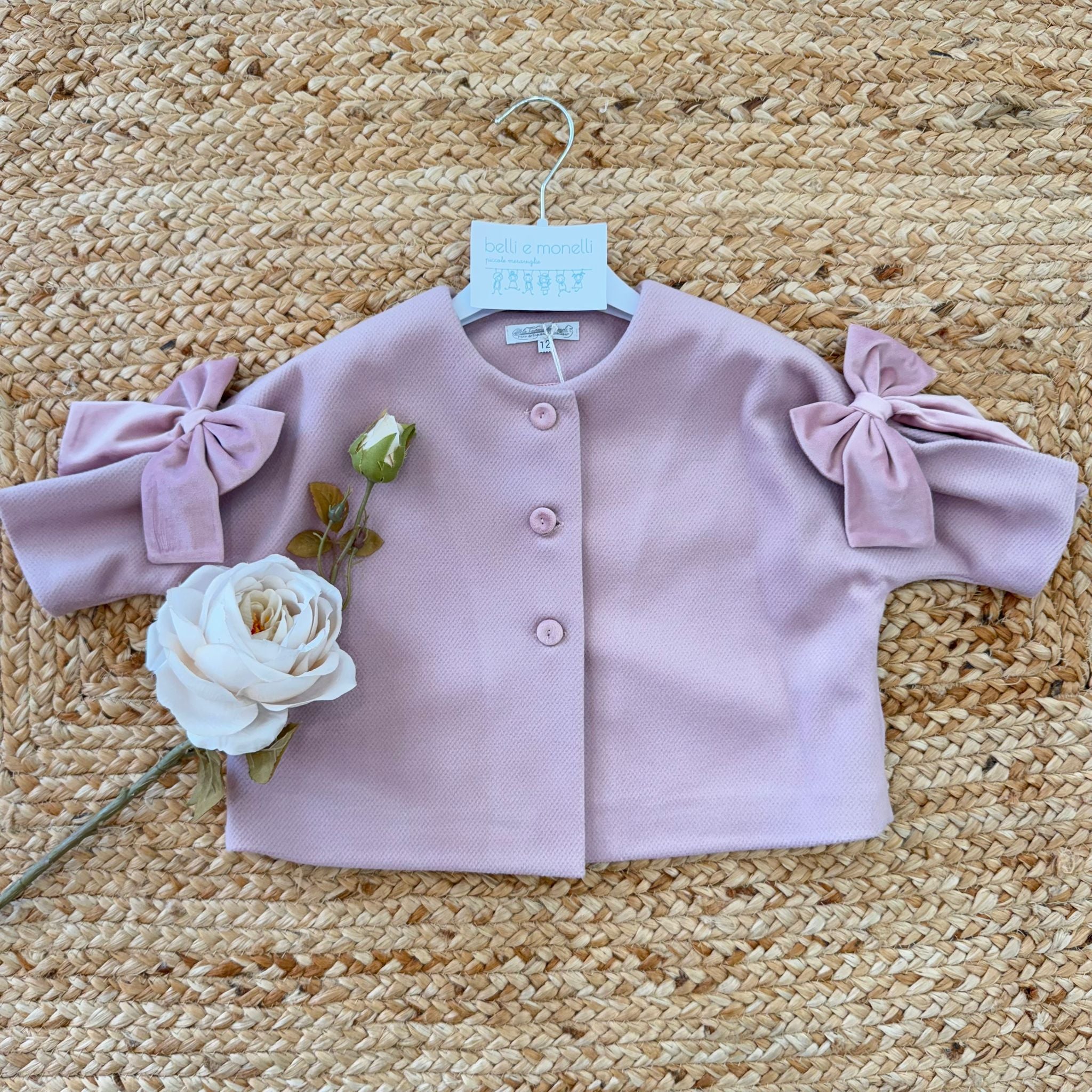 giacchina battesimo bimba velluto rosa cipria con fiocchi sulle spalle